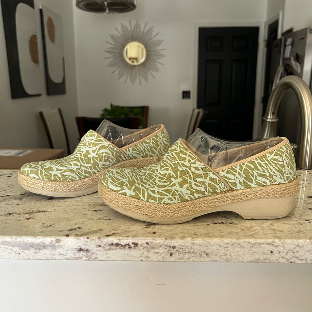 FREE FANNYPACK/ DANSKO VICTORIA CLOGS